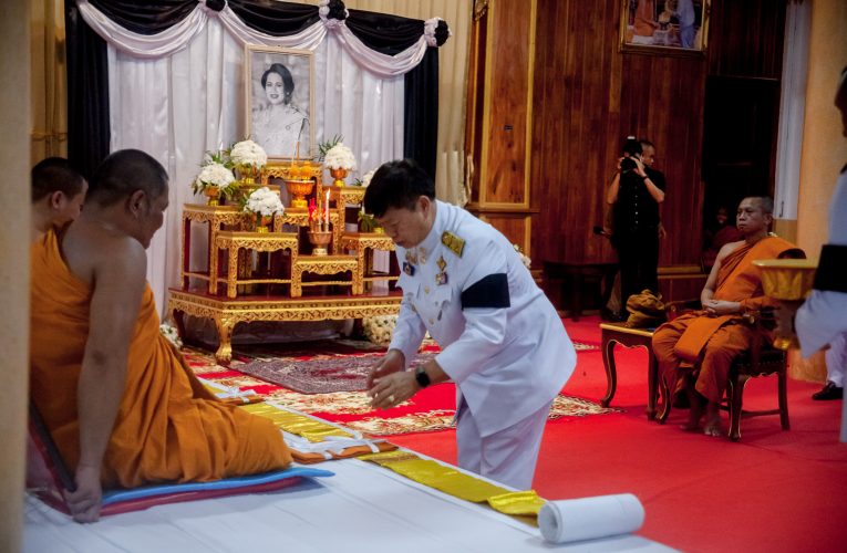 จังหวัดหนองบัวลำภู ประกอบพิธีสวดพระพุทธมนต์และพิธีสวดพระอภิธรรม อุทิศถวายแด่สมเด็จพระนางเจ้าสิริกิติ์ พระบรมราชินีนาถ พระบรมราชชนนีพันปีหลวง
