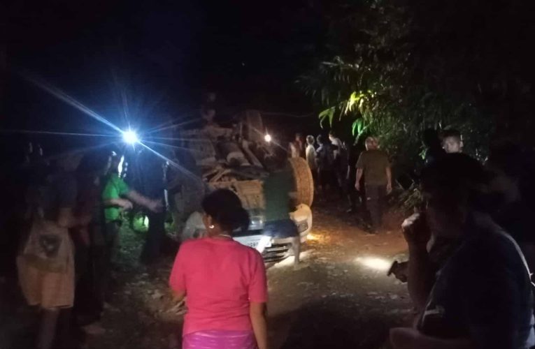 รถนักท่องเที่ยวไปกลอเซโลพลิกคว่ำ