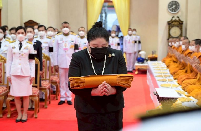 พระเจ้าวรวงศ์เธอ พระองค์เจ้าอทิตยาทรกิติคุณ ทรงถวายผ้าพระกฐินฯ