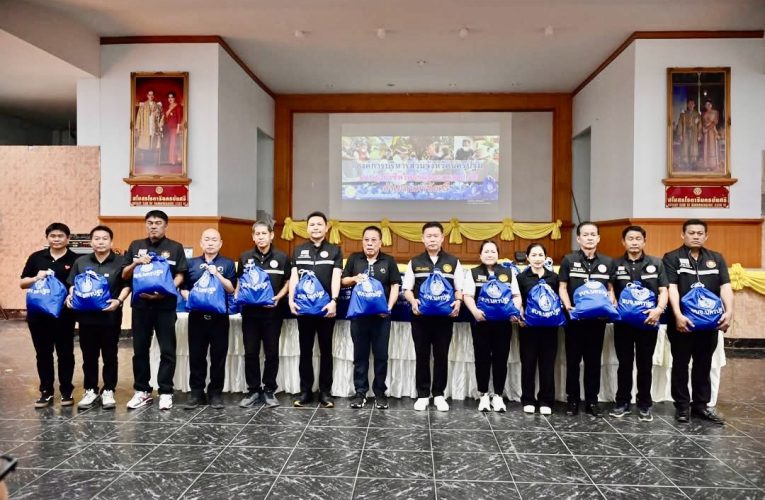 นายก อบจ. นครปฐมมอบถุงยังชีพให้แก่ประชาชนที่ประสบเหตุอุทกภัยน้ำท่วมในเขตนครชัยศรี