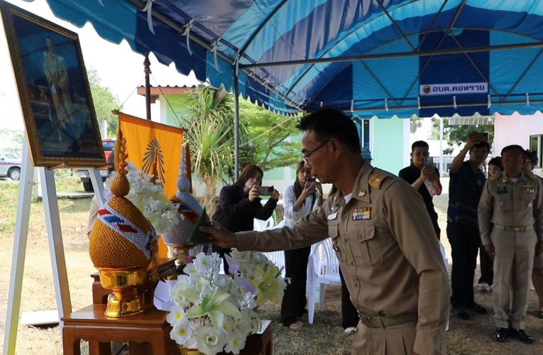 ผู้ว่าราชการจังหวัดสิงห์บุรี เชิญสิ่งของพระราชทานจากมูลนิธิราชประชานุเคราะห์ในพระบรมราชูปถัมภ์ ช่วยเหลือผู้ประสบอัคคีภัย