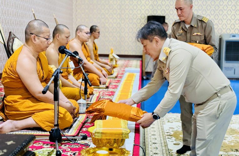 จ.จันทบุรี จัดพิธีบำเพ็ญกุศลสวดพระอภิธรรมถวายพระราชกุศลแด่ “สมเด็จพระพันปีหลวง” พร้อมเชิญชวนประชาชนร่วมแสดงความอาลัยและสำนึกในพระมหากรุณาธิคุณ