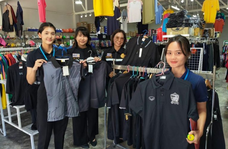 แม่ฮ่องสอน – พาณิชย์แม่ฮ่องสอน ติดตามการจำหน่ายชุดดำและเสื้อผ้าโทนไว้ทุกข์ในตัวเมืองและกำชับคาดโทษร้านที่ฉวยโอกาสขึ้นราคา