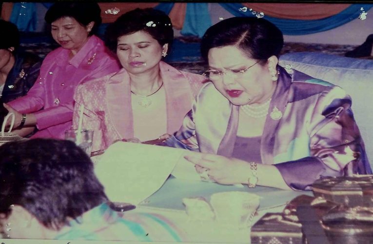 โต๊ะอิหม่ามนำชาวมุสลิมพื้นที่ ต.กะลุวอ อ.เมืองนราธิวาส ร่วมละหมาดฮายัตที่หมู่บ้านรอตันบาตู ด้วยความสำนึกในพระมหากรุณาธิคุณ สมเด็จพระนางเจ้าสิริกิติ์ พระบรมราชินีนาถ พระบรมราชชนนีพันปีหลวง