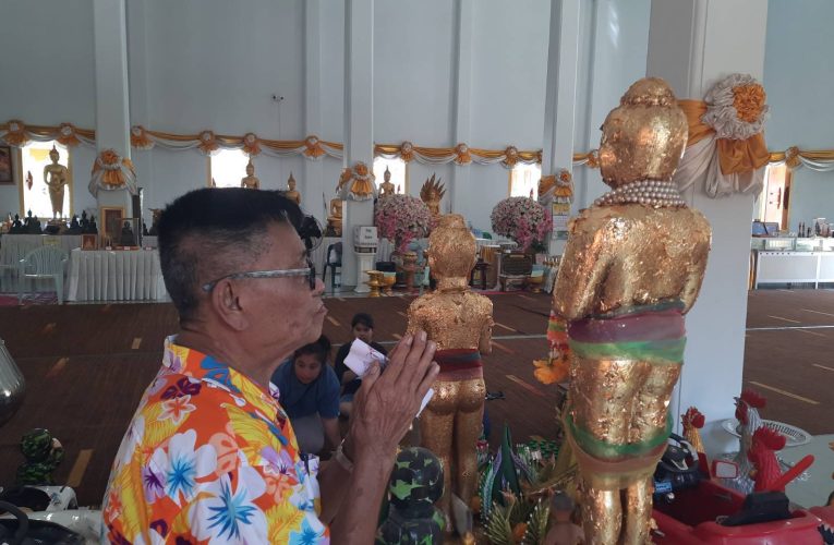 ปทุมธานี ขอพรไอ้ไข่วัดบึงบาครั้งแรกได้หลักหมื่น ยันต์หนุมานหลวงพ่อสังวาลวัดบึงบาฯ รุ่นแรกให้โชค