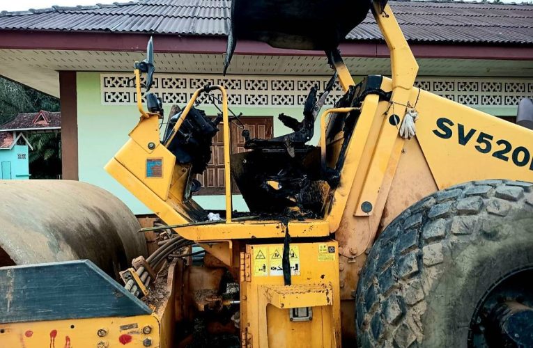 อุกอาจ..!! กลุ่มคนร้าย 10 คน พร้อมปืนครบมือบุกจับยามก่อนเผารถของบริษัท SON เสียหาย 4 คัน