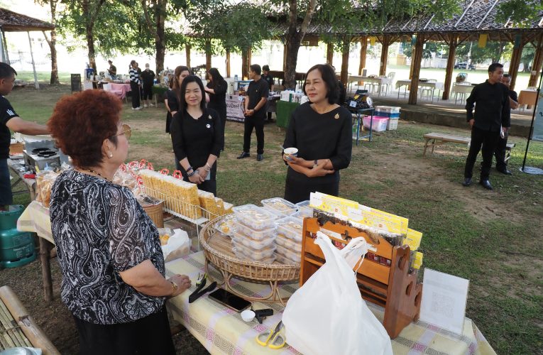 ผู้ว่าราชการจังหวัดแม่ฮ่องสอน พบปะผู้ประกอบการชุมชน สำรวจบรรยากาศการเปิดให้ใช้โครงการคนละครึ่งพลัส เป็นวันแรก