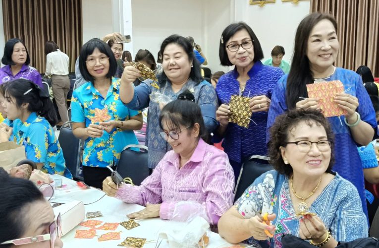 เหล่ากาชาดจังหวัดสิงห์บุรี จัดกิจกรรมประดิษฐ์ผีเสื้อ จากผ้าไทยประจำถิ่นของจังหวัดสิงห์บุรี