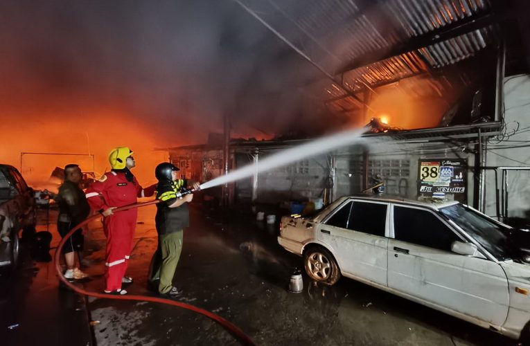 เพลิงไหม้บ้านไม้ในอู่รถกลางเมืองลพบุรีวอดระดมรถดับเพลิงเกือบ 20 คัน