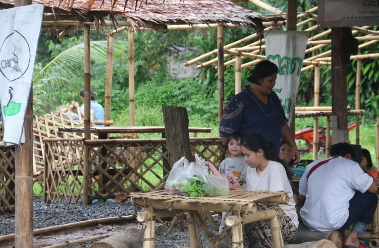 กาญจนบุรี “โผล่งสะนี่พุ่งเพี่ย” ตลาดที่จัดสร้างโดยคนในชุมชน เพื่อคนในชุมชน