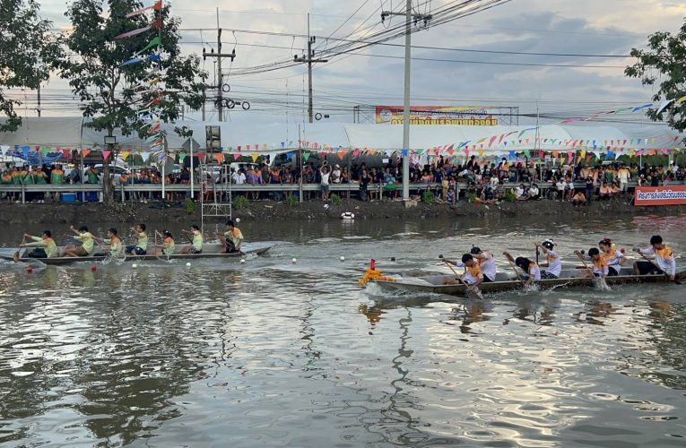 ปทุมธานี แข่งเรือพายพื้นบ้าน คึกคักเยาวชนร่วมสืบสานประเพณี พร้อมพิธีจุดเทียนชัยถวาย ไว้อาลัย พระพันปีหลวง