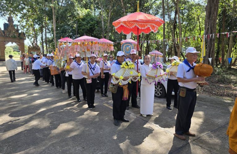 คณะทำงานมูลนิธิปิยะศักดิ์ 1955 จังหวัดนครพนม ร่วมเป็นเจ้าภาพงานทอดกฐินสามัคคีและจัดทำโรงทาน