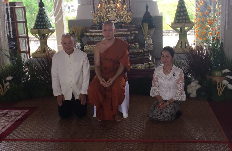 พลตำรวจเอก ประจวบ วงศ์สุข อดีตรองผู้บัญชาการตำรวจแห่งชาติ และคณะศรัทธาวัดร้องอ้อ จังหวัดเชียงใหม่ ทอดกฐินสามัคคี