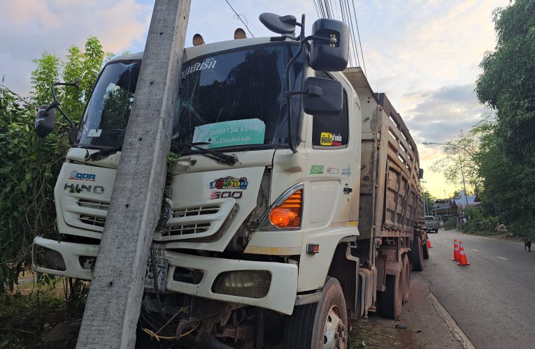 เกิดอุบัติเหตุ สิบล้อพ่วงบรรทุกหิน เสียหลักพุ่งชนรถยนต์ ที่จอดอยู่ริมถนน 3 คันรวด