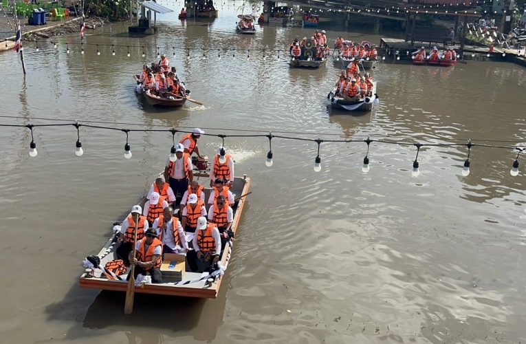 ปทุมธานี สืบสานประเพณีทอดกฐินทางน้ำหนึ่งเดียวในลำลูกกา