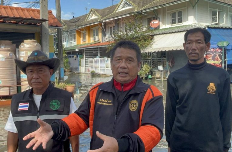 ปทุมธานี ชาวบ้านเดือดร้อนเจอฤิทธิ์ฝนถล่มหนักติดต่อกัน 2 วันส่งผลให้หมู่บ้่นจัดสรร 50 โครงการท่วมขังหนักรอการระบาย