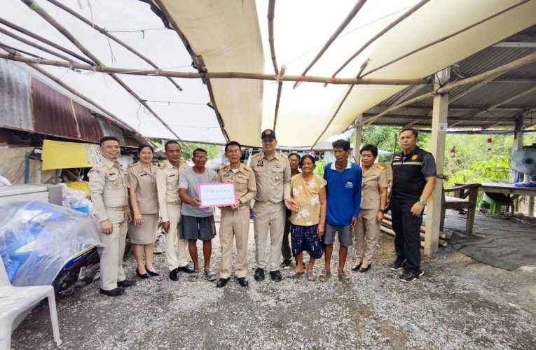 ผู้ว่าราชการจังหวัดสิงห์บุรีมอบเงินเยียวยาจำนวน 9,000 บาทให้ผู้ประสบอุทกภัย