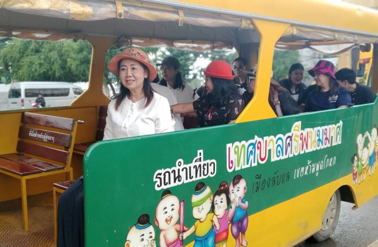 ททท.แพร่-อุตรดิตถ์/ศูนย์ประสานงานการท่องเที่ยวจังหวัดอุตรดิตถ์ ร่วมกับเทศบาลตำบลศรีพนมมาศ จะจัดโครงการนั่งรถรางชมเมืองลับแล