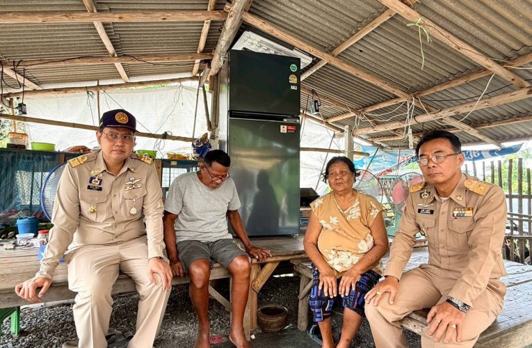 สิงห์บุรี / พ่อเมืองลงพื้นที่ตรวจติดตามสถานการณ์น้ำ และมอบเงินเยียวยาผู้ประสบอุทกภัย ครัวเรือนละ 9,000 บาท