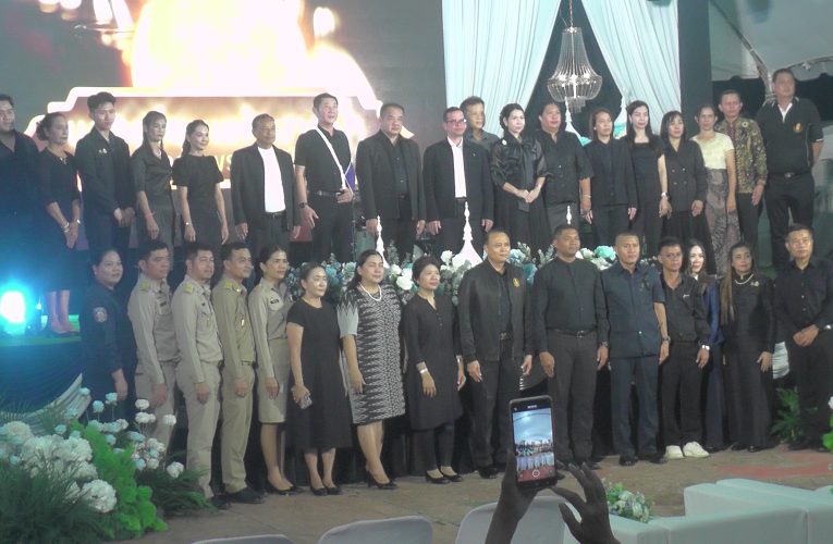 เทศบาลเมืองกระบี่จัดงานแสงเทียนแห่งสายน้ำถวายอาลัยพระพันปีหลวง