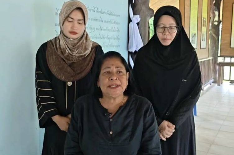 “ป้าอ้อย” หญิงแกร่งรุ่นแรก ประธานหมู่บ้าน “รอตันบาตู”..น้ำตาคลอ..”สูญเสียพระองค์ คือความสูญเสียครั้งยิ่งใหญ่ของทุกคนที่นี่”