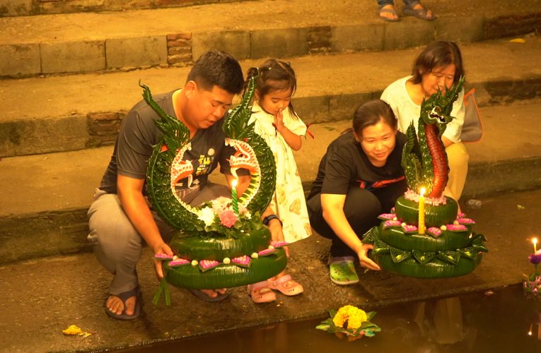 สีสันคืนลอยกระทง ปชช.สู้ประมูลกระทงหลวงปู่แผ้ว ปวโร