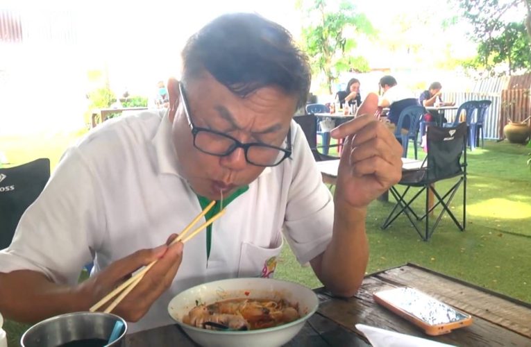 สกลนคร ชิมก๋วยเตี๋ยวทะเลร้านคูเมืองแคมป์อิ่มอร่อยราคาเบาๆ