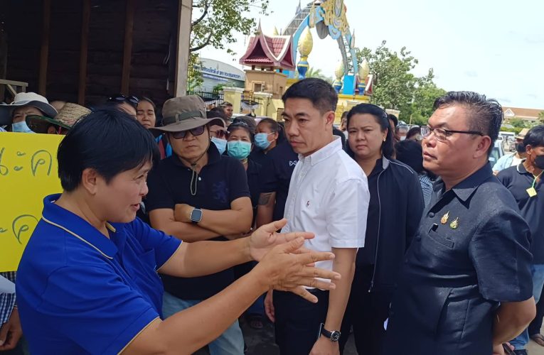 ชัยภูมิ ม็อบขี้หมูกว่า 200 คนบุกศาลากลางค้านไม่เอาฟาร์มหมู