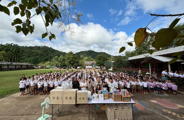 กาญจนบุรี ภาคเอกชนร่วมทำกิจกรรมจิตอาสาด้วยการซ่อมแซมและเปลี่ยนอุปกรณ์ไฟฟ้า ติดตั้งพัดลม มอบอุปกรณ์การศึกษา ทุนการศึกษาแก่นักเรียนโรงเรียนตำรวจตระเวนชายแดนในถิ่นทุรกันดาร