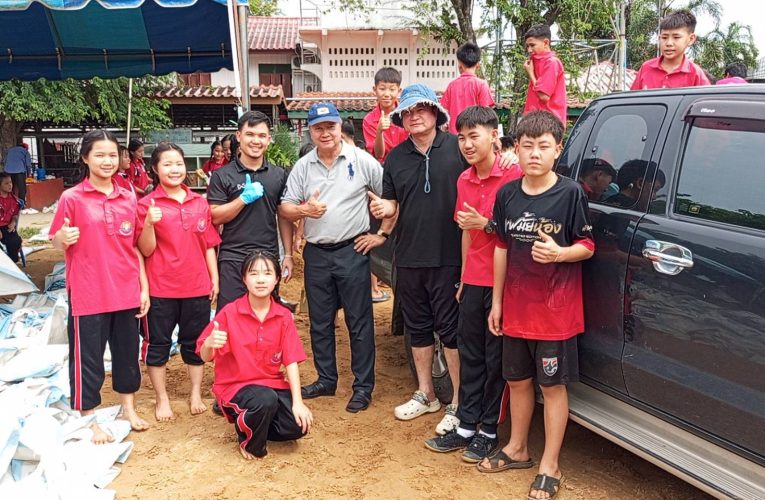 สิงห์บุรี / รองนายก อบต.โรงช้าง นำชาวบ้านและนักเรียนร่วมจิตอาสากรอกกระสอบทราย ป้องกันน้ำเอ่อล้นเข้าหมู่บ้าน