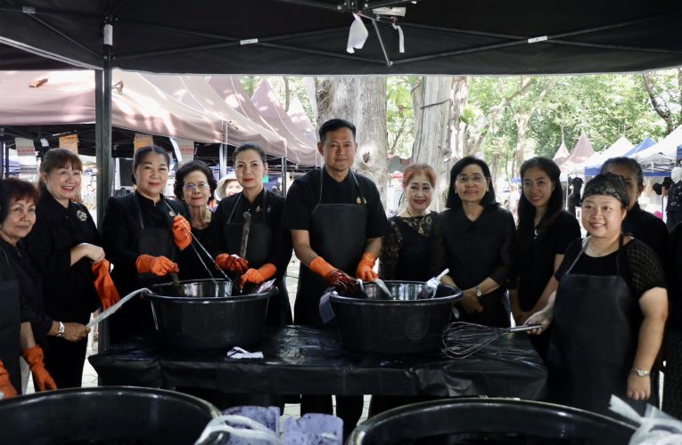 ผู้ว่าฯเชียงใหม่ นำทีมร่วมย้อมผ้าสีดำ ที่ตลาดนัดคนไทยยิ้มได้ หน้าศาลากลางจังหวัดเชียงใหม่