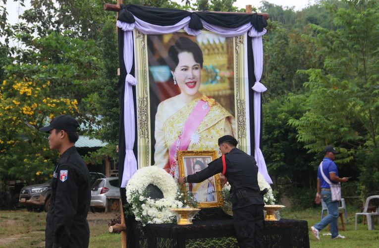 กาญจนบุรี ข้าราชการ ทหาร ประชาชน จังหวัดดูปลายย่า กองพลน้อย ที่6 (KNU)รัฐกะเหรี่ยง ส่งสาสน์แสดงความอาลัยต่อการสวรรคตของสมเด็จพระนางเจ้าสิริกิตติ์ พระบรมราชินีนาถ พระบรมราชนนีพันปีหลวง พร้อมจัดพิธีร่วมไว้อาลัย ลดธงลงครึ่งเสา