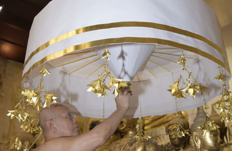 นนทบุรี-วัดปราสาทจัดพิธียกฉัตรกางกั้นถวายพระพุทธปราสาททอง พระประธานอุโบสถ