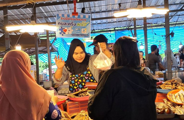 ตลาดนัดช้างกระบี่คึกคักประชาชนออกใช้จ่ายคนละครึ่งพลัสยอดสะสมทะลุ 180 ล้านบาทแล้วส่วนร้านค้าลงทะเบียนเพิ่มขึ้นต่อเนื่องกว่า 7,000 ร้านค้า