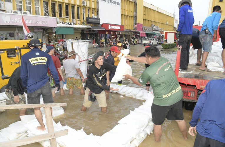 นนทบุรี-เทศบาลนครนนทบุรีเร่งเสริมแนวกระสอบทราย สูบน้ำออก หลังน้ำล้นท่วมบริเวณหอนาฬิกา ท่าน้ำนนท์
