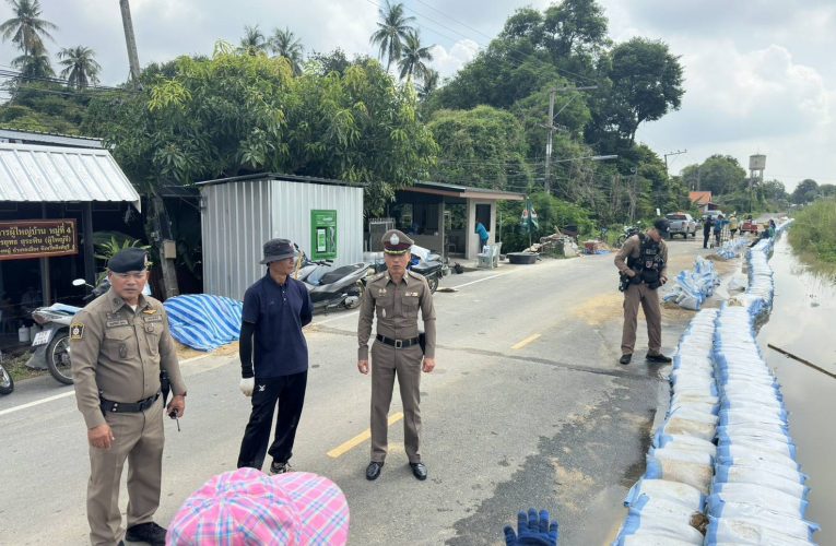 สิงห์บุรี / ตำรวจสภ.เมืองสิงห์บุรี ลงพื้นที่ตรวจสอบสถานการณ์อุทกภัยและให้กำลังใจประชาชนในพื้นที่น้ำท่วม