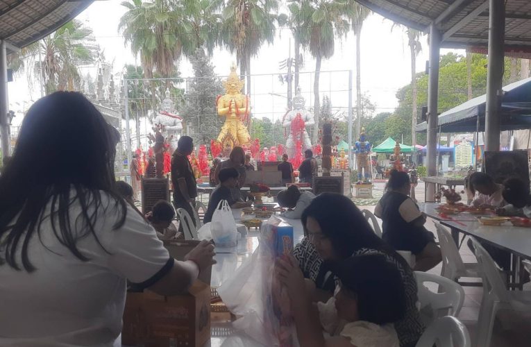 ปทุมธานี ท้าวเวสฯดลก๋วยเตี๋ยวขายดีต้องเปิดร้านใหม่ เคยให้โชคถูกล็อตเตอรี่ 40 ใบมาแล้ว