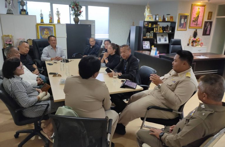 นายกสมาคมศิษย์เก่าฯ และสมาคมฟุตกีฬาหัวหิน ประชุมเตรียมจัดขบวนแห่โชว์นักฟุตบอล “รร.หัวหินวิทยาคม” ทีมดังติดอันดับ 4 ฟุตบอลแชมป์ 7 สี