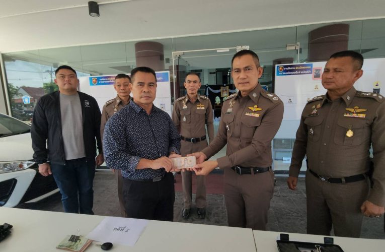 ตร.ระยอง รวบแก๊งค์บัญชีม้า ตระเวนกดเงินในท้องที่ ถูกภรรยาของเพื่อนร่วมแก๊งค์ที่ถูกจับกุมไปก่อนหน้า จับเป็นตัวประกัน หวั่นจะแจ้ง ตร. ก่อนจะแอบส่งข้อมูลให้ญาติแจ้ง ตร.เข้าช่วย จับกุมได้คารถขณะกดเงิน โดยพบว่า นท.อดีตทหารเรือเกษียณอายุตกเป็นเหยื่อ หลอกให้กู้เงินธนาคารดอกเบี้ยต่ำผ่านแอปฯ บัญชีชื่อ ‘เก้อเก้อ’ สูญเงิน 150,000 บาท ตามยึดคืนได้ 1 แสนบาท