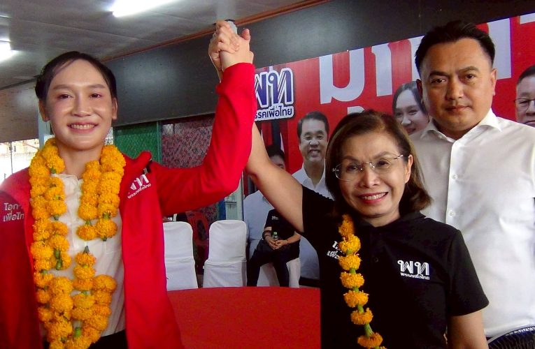 มุกดาหาร มนพร ลุยเปิดตัวผู้สมัคร สส ทั้ง 2 เขต จังหวัดมุกดาหารพร้อมทวงพื้นที่คืน