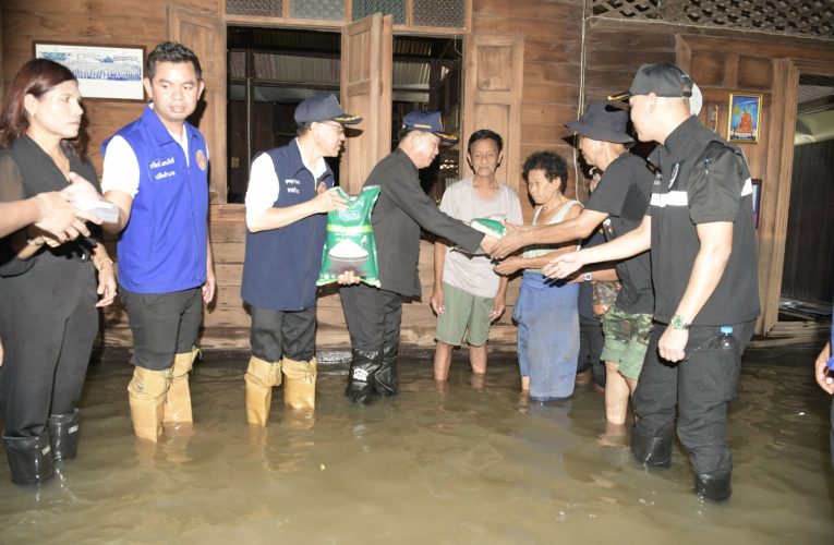นนทบุรี-ผู้ว่าฯ ลงพื้นที่ตรวจเยี่ยมให้กำลังใจและมอบถุงยังชีพช่วยเหลือประชาชนริมคลองบางกอกน้อย อำเภอบางกรวย