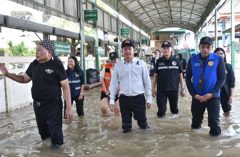 นนทบุรี-ผู้ว่าฯ ลงพื้นที่ติดตามสถานการณ์น้ำท่วมในพื้นที่เสี่ยง และเยี่ยมเยียนให้กำลังใจประชาชนในพื้นที่ชุมชนมัสยิดท่าอิฐ