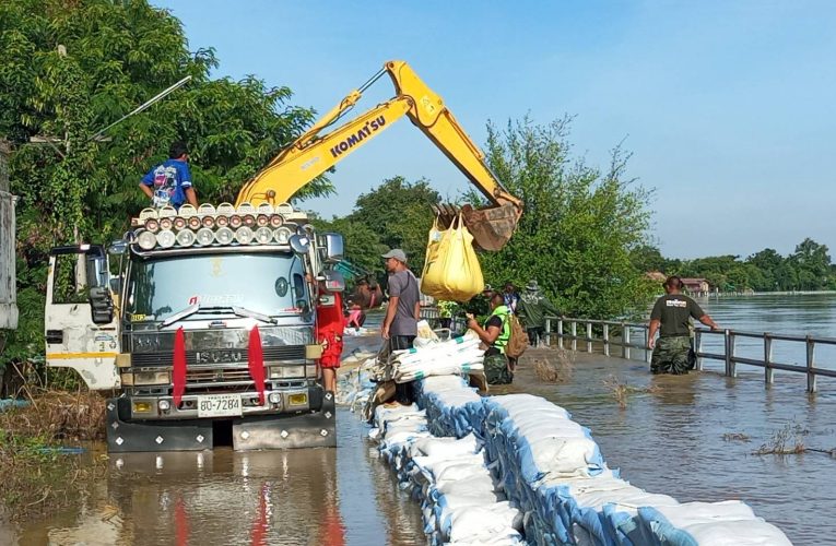 กระสอบทรายริมแม่น้ำเจ้าพระยาพังทลาย น้ำทะลักเข้าท่วมหมู่บ้านในตำบลโรงช้าง จ.สิงห์บุรี