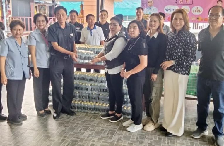 บริการกับพี่น้องประชาชนที่มาทำการตรวจสุขภาพ