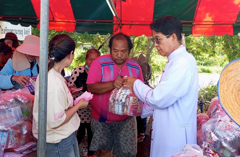 สิงห์บุรี / สังฆมณฑลนครสวรรค์มอบถุงยังชีพช่วยเหลือผู้ประสบอุทกภัยจังหวัดสิงห์บุรี