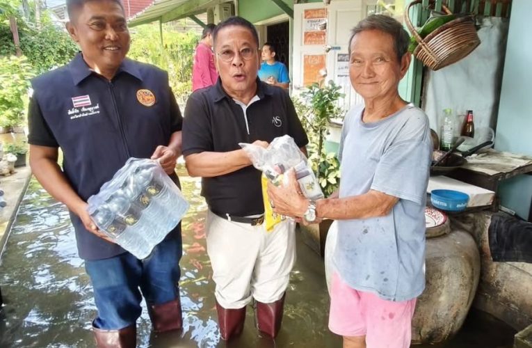 ส.ส.อนุชา สะสมทรัพย์ลงพื้นที่มอบถุงยังชีพช่วยเหลือผู้ประสบภัยน้ำท่วมในพื้นที่ อำเภอนครชัยศรี