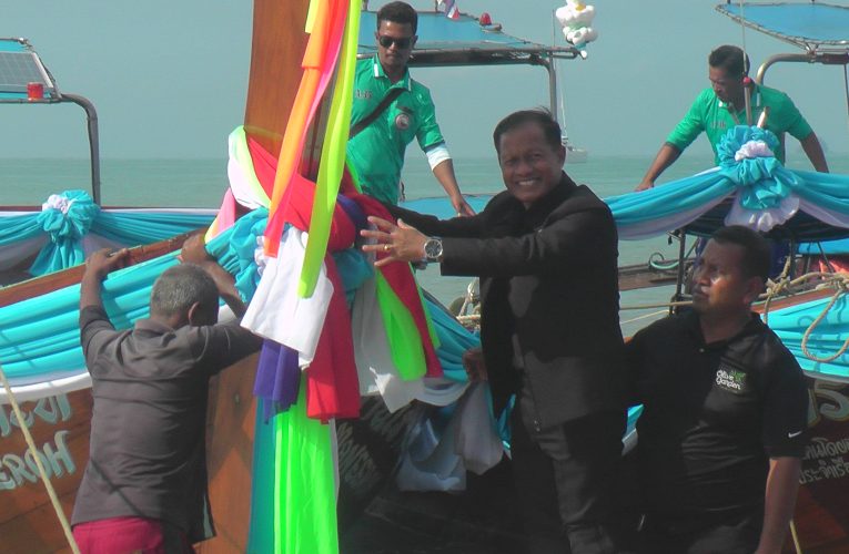 องค์กรท้องถิ่นอ่าวนางจัดประเพณีผูกผ้าเรือหัวโทง 409 ลำจาก 4 ชมรมเพื่อความสิริมงคลเปิดฤดูท่องเที่ยวสร้างสีสันในพื้นที่จังหวัดกระบี่ฟื้นฟูเศรษฐกิจให้ประชาชนผู้ประกอบการ