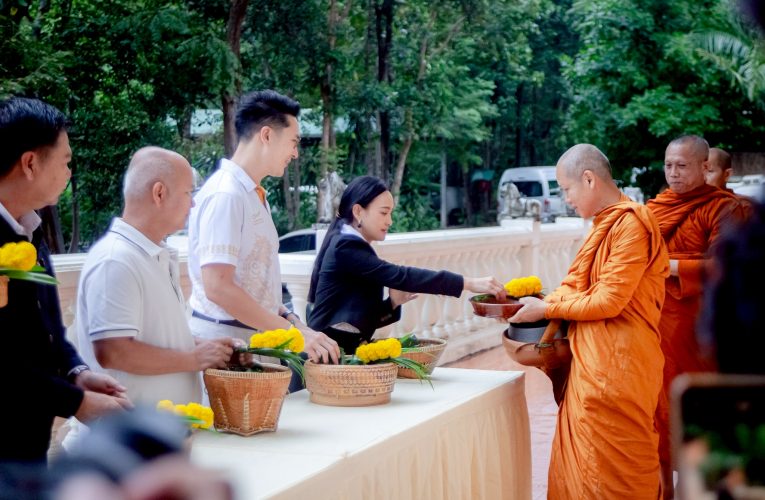 ศศิธรฯรัฐมนตรีช่วยว่าการกระทรวงมหาดไทย(มท.4)นำคณะผู้บริหาร และประชาชนในพื้นที่จังหวัดหนองบัวลำภู ร่วมทำบุญตักบาตรพระภิกษุสงฆ์และสามเณร ๓๓ รูปเพื่อถวายเป็นพระราชกุศลแด่สมเด็จพระนางเจ้าสิริกิติ์ พระบรมราชินีนาถ พระบรมราชชนนีพันปีหลวง พระผู้เสด็จสู่สวรรคาลัย
