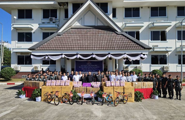 “บิ๊กจวบ” ที่ปรึกษารัฐมนตรีว่าการกระทรวงท่องเที่ยวและกีฬา เป็นประธานมอบผ้าห่มกันหนาว ให้กับเด็กเยาวชนโรงเรียนตำรวจตระเวนชายแดน