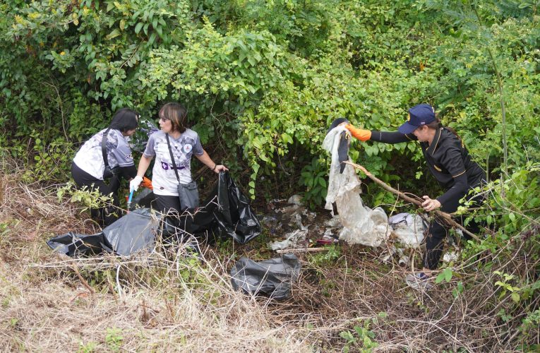 ภาครัฐและประชาชนในจันทบุรีร่วมกิจกรรมเก็บขยะรักษาความสะอาดคลองภักดีรำไพ เพื่อน้อมรำลึกถึงพระมหากรุณาธิคุณของ พระบาทสมเด็จพระเจ้าอยู่หัว รัชกาลที่ 9 และ สมเด็จพระนางเจ้าพระบรมราชชนนีพันปีหลวง
